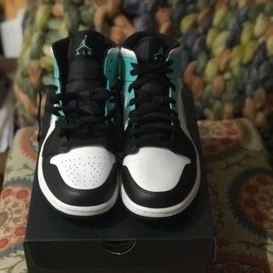 Air Jordan Retro 1 mid sneakers